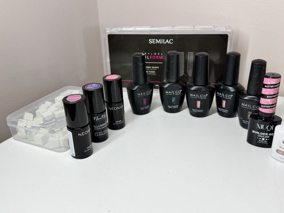Zestaw do manicure hybrydowego / żelowego – lakiery, topy, akcesoria