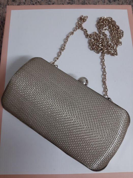 Bolsa dourada de metal para cerimónia.