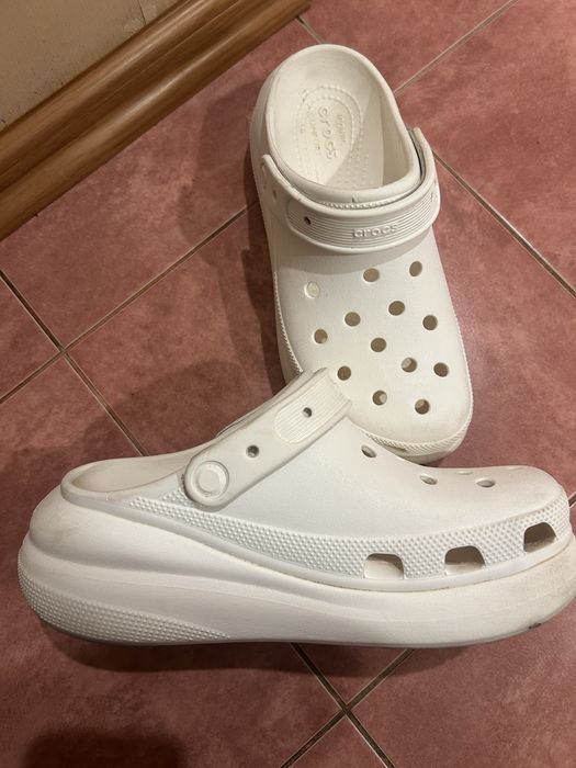 Crocs Classic Crush Clog у білому кольорі