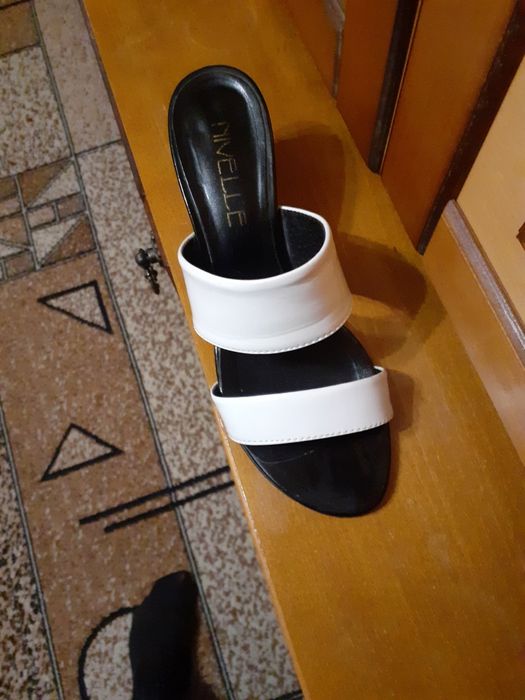 Продаю босоніжки