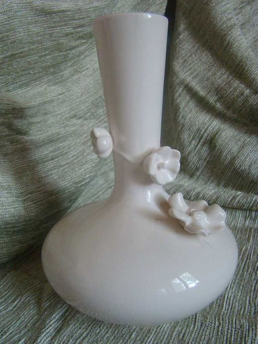 Biały ceramiczny wazon