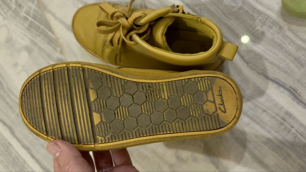 Продам чобітки Clarks