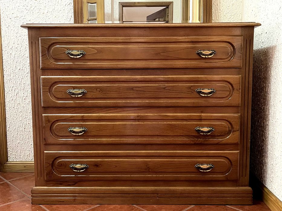 Cómoda com espelho e 4 gavetas