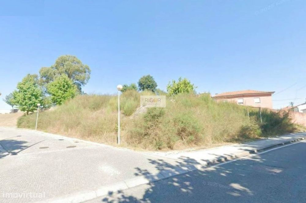 Lote de Terreno com área de 671 m2 para construção de apartamentos ou — Águas Santas, Porto