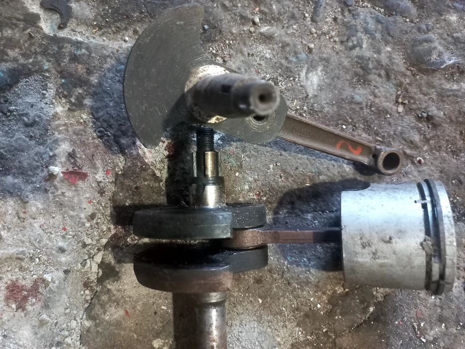 Продам бензопилу Урал