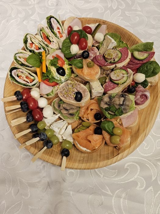 Koryta, zimne płyty, zakąski, kanapki.