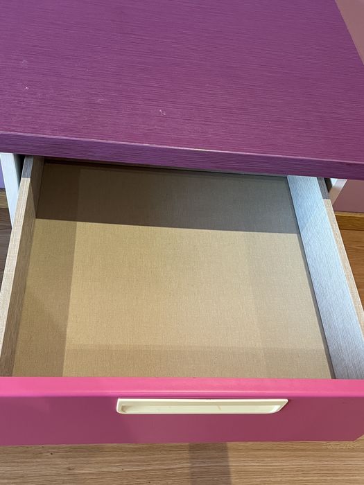 Secretária com 4 Gavetas Rosa e Lilás – Para Restauro