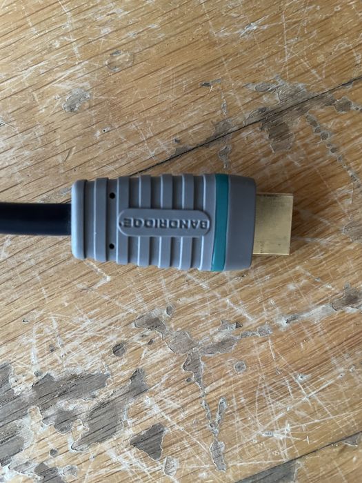 Cabo HDMI com conectores dourados