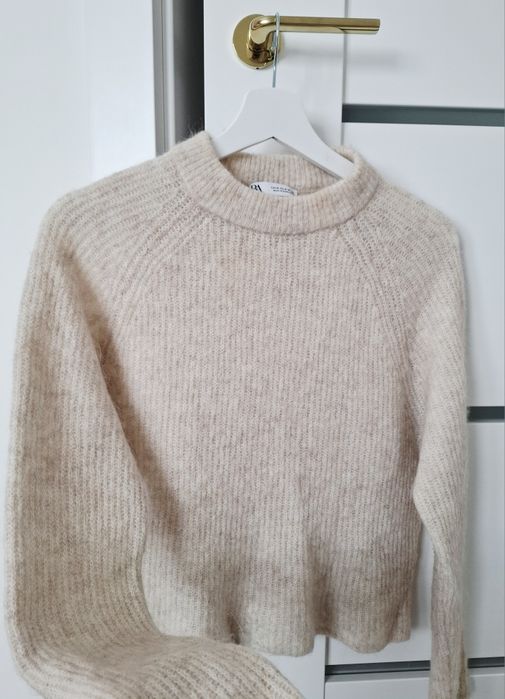 Beżowy wełniany puszysty sweter zara