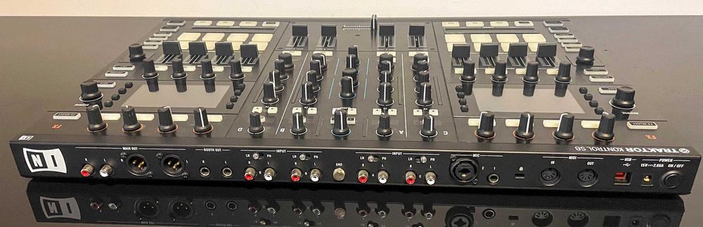 Controlador DJ TRAKTOR KONTROL S8 Native Instruments64738035861249122