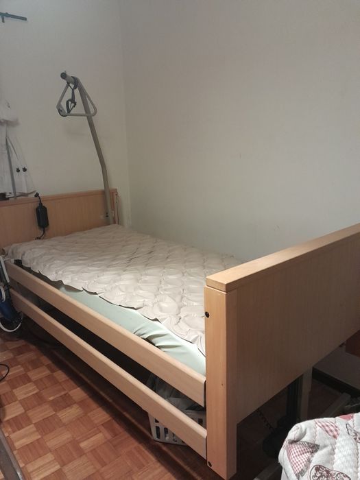 Cama articulada com colchão ortopédico e anti-escaras