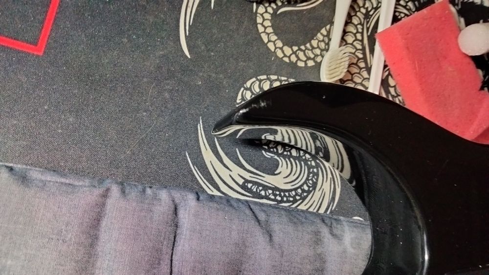 Электрогитара формы суперстрат