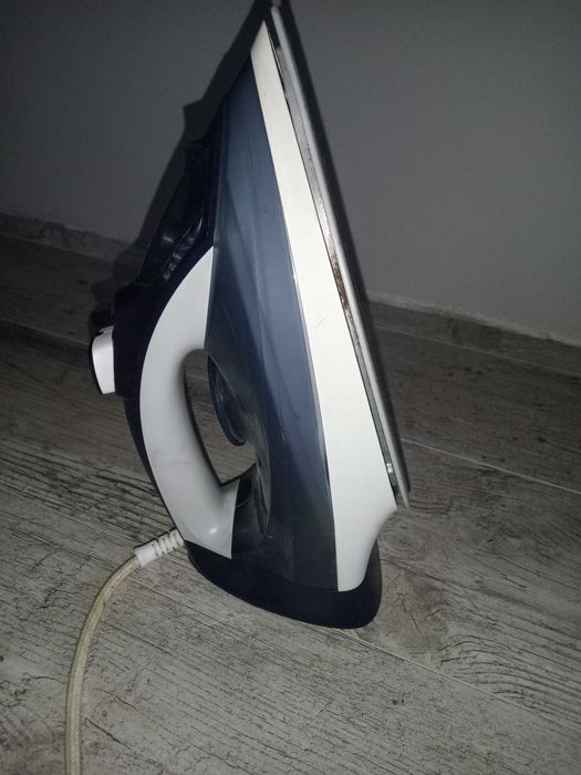 Утюг philips моргает красным но не греет))