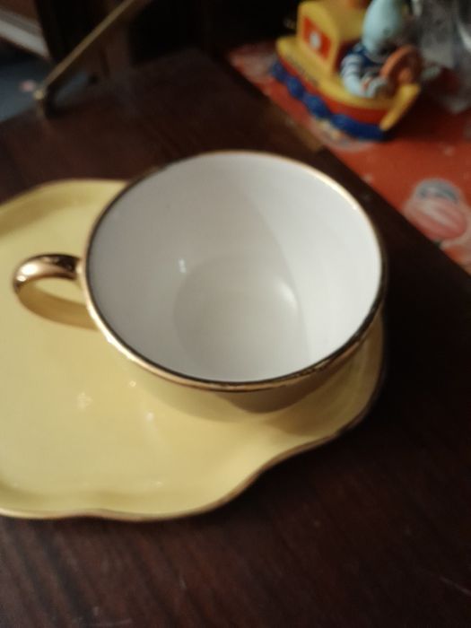 Chávena almoçadeira vintage com prato de torrada