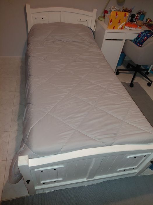 Cama de criança pintada de branco