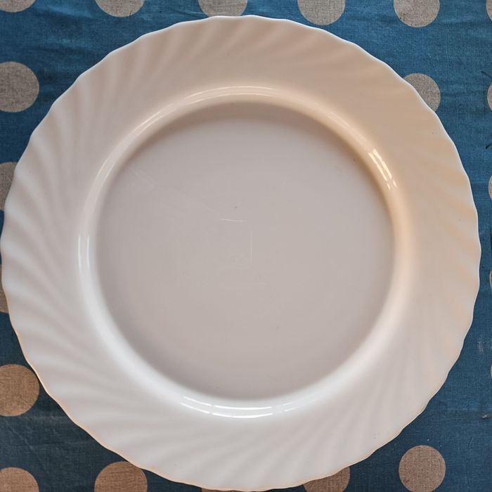 Zestaw 8 dużych płytkich talerzy 32 cm