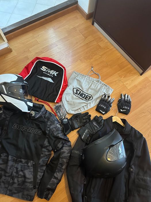 Capacete, jaqueta, luvas de motocicleta