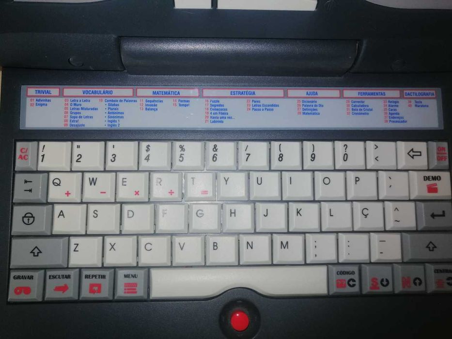 Computador didático para criança. Com rato.