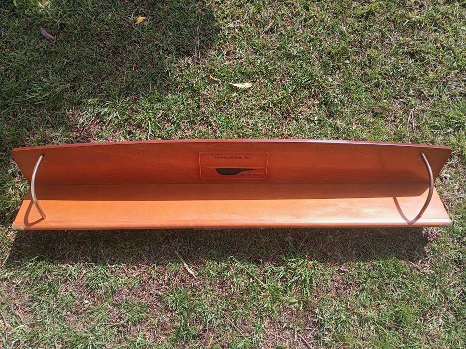Estante em madeira maciça cerejeira aplicação á parede, motivos dourados.
Medidas: 152/20/25cm altur