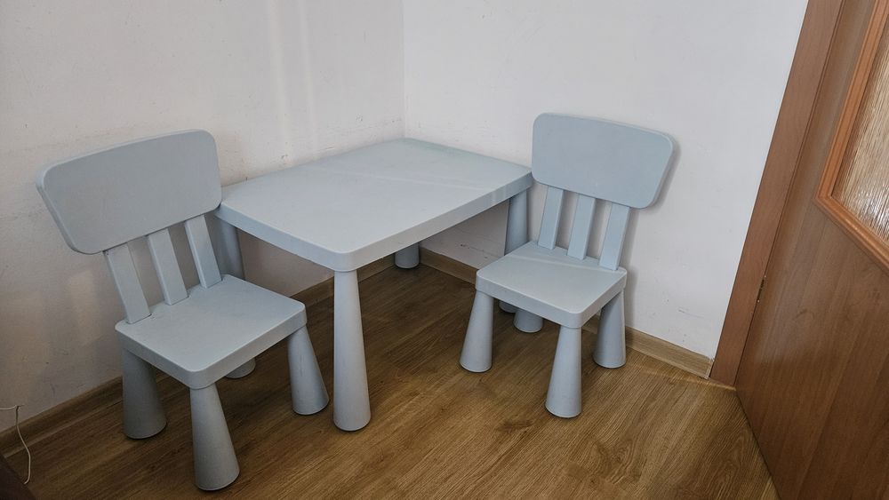 Stolik z krzesełkami dla dzieci Ikea