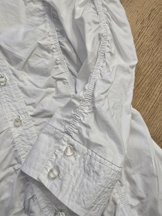 Biala koszula z marszczeniami
