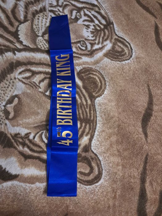 Продам ленту с золотой надписью «45th Birthday King»