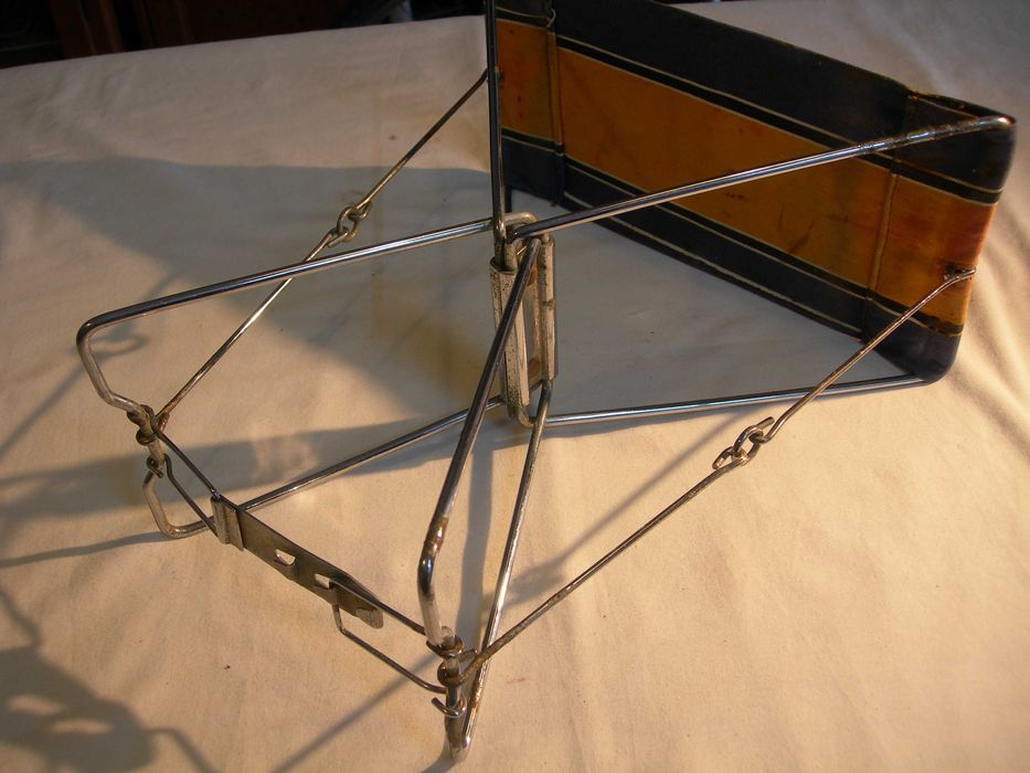 Pequeno banco desmontável.