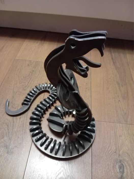 Metalową ozdoby w kształcie Węża