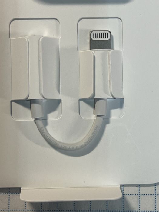 Оригінальний перехідник A1749 Lightning to 3.5 Jack