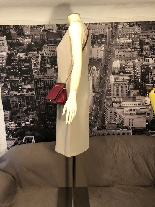 Busto com tripe e base larga.