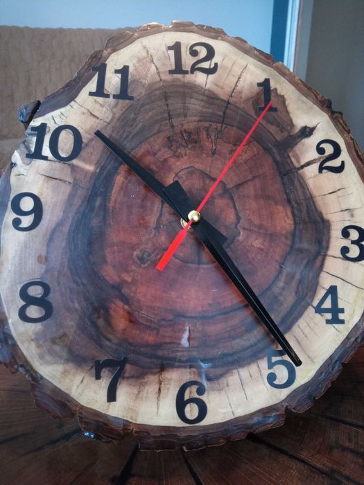 Zegar na ścianę z drewna i żywicy