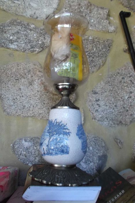 Bonito par de candeeiros de mesa com a parte de baixo em loiça