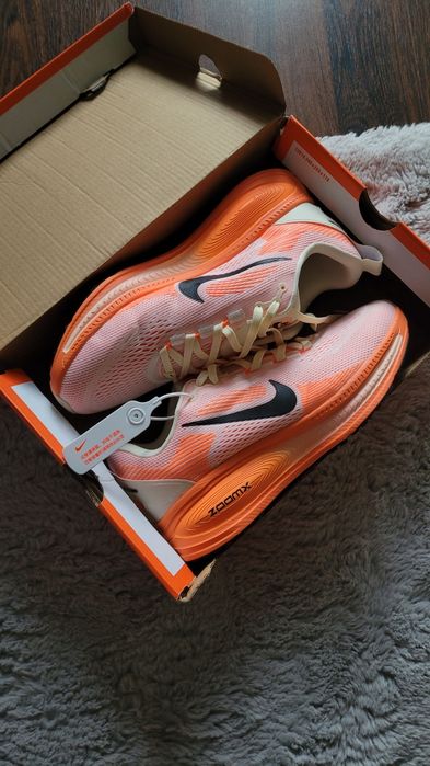 Buty do biegania Nike Vomero 18 pomarańczowe 43