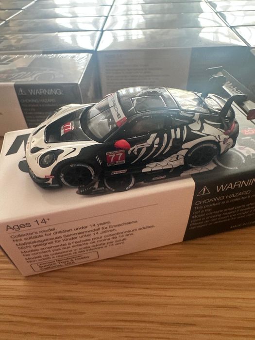 Mini GT Porsche 911 GT3 R AO Racing Skeleton 1143 kartonik