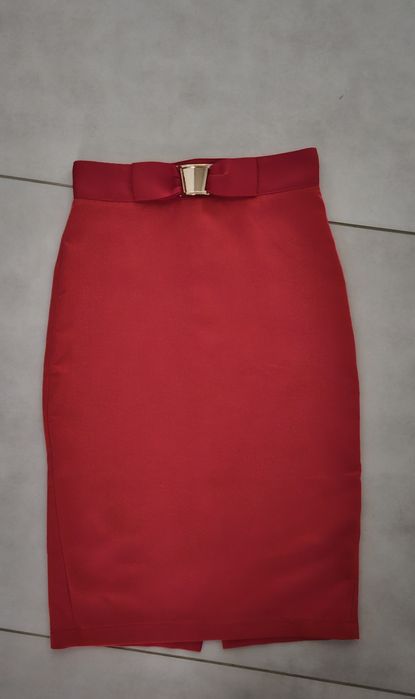 Czerwona ołówkowa spódnica capsule 36