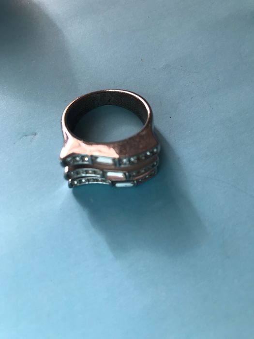 Anel de senhora com pedras