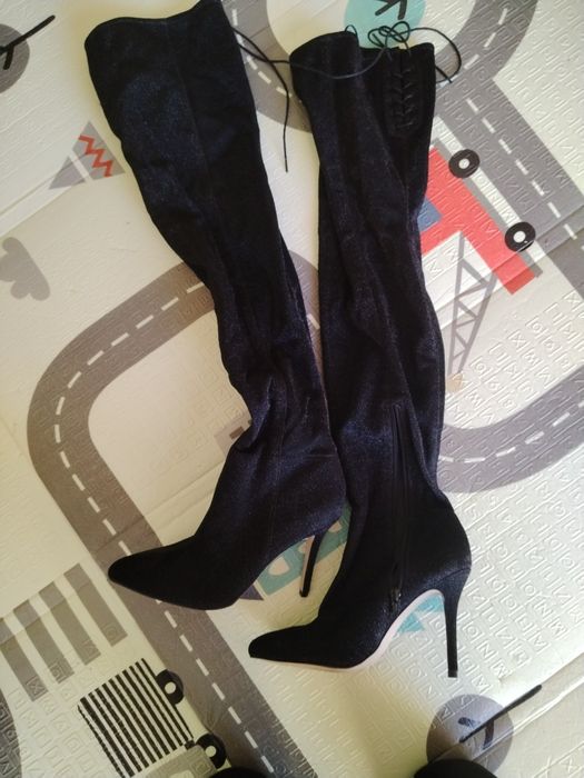 botas pretas com purpurinas da H&M são um modelo de cano alto