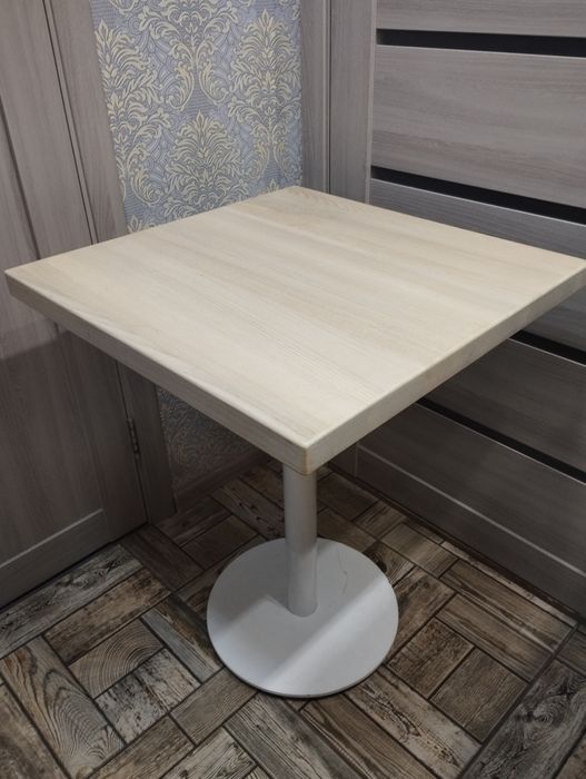 Великі столи, різні