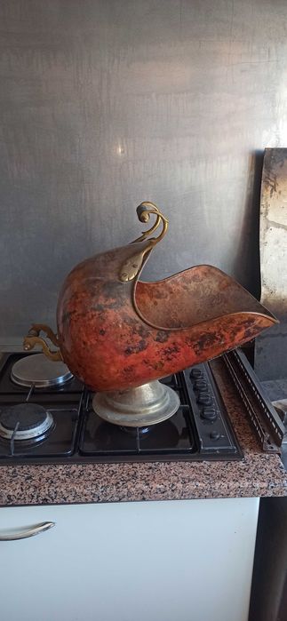 Balde de Carvão de Capacete Antigo