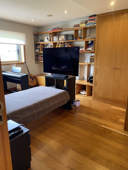 Moradia 3  Frentes  4 Quartos (2 Suites com AC) Piscina, Elevador interno, 2  gr  Terraços, Churrasqq ueira  ginasio. Muito bem localizada   Vi N Gaia
