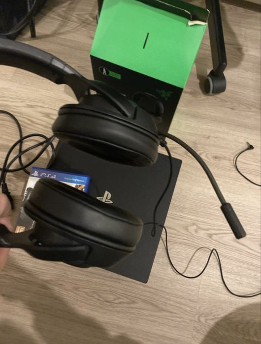 Ps4 Pro 1TB com Fone da Razer e Jogo