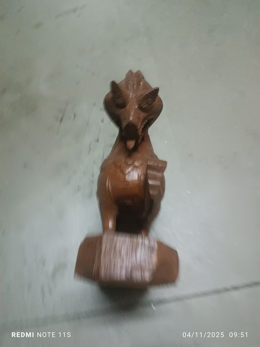 Vendo Dragão esculpido em madeira