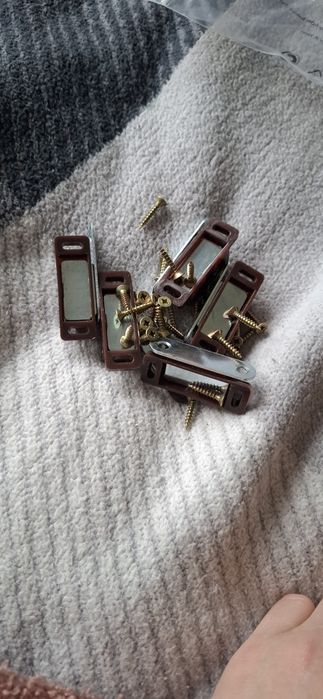 Zatrzaski zamknięcia do szafki na magnes
