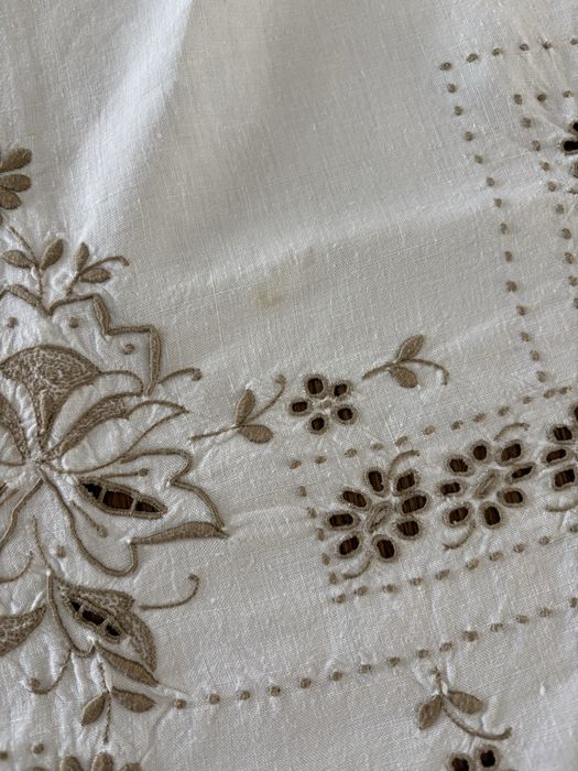 Toalha de mesa de linho com bordado feito à mão da Madeira