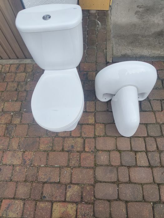 Umywalka z zabudową bateria i  muszla że spłuczką