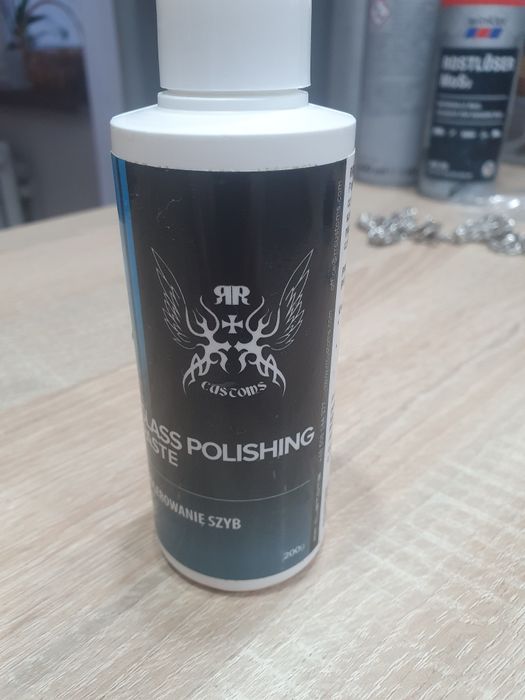 Pasta polerska do polerowania szyb w samochodzie i szkła
