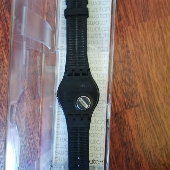 Swatch grande preto.