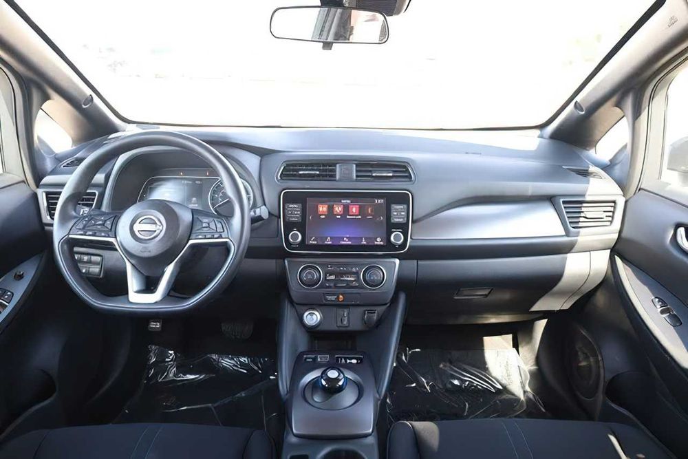 Nissan LEAF      2022
