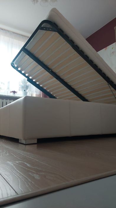 Łóżko sypialniane