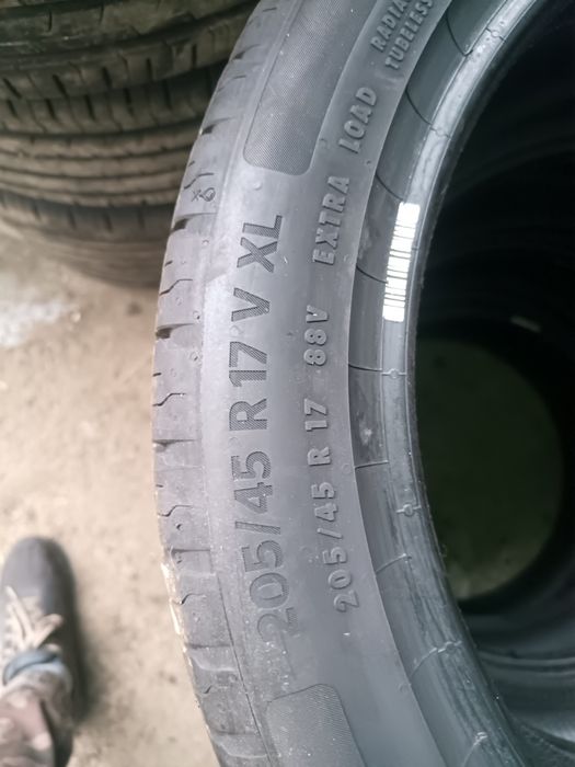 Komplet opon 205/45R17 Continental